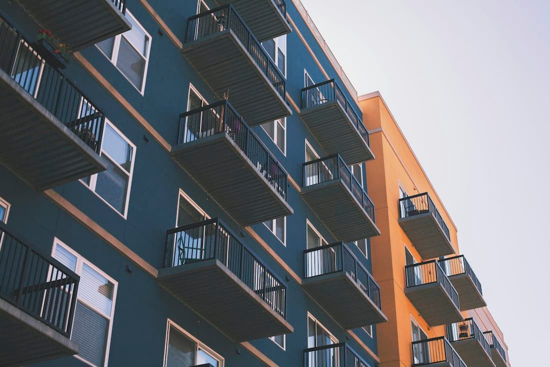 Fachada de edifício residencial com varandas